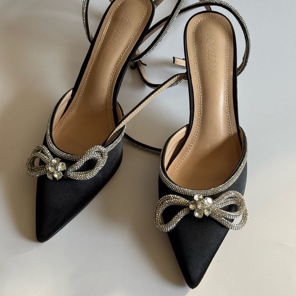 Bow heels. Satin finish. Size 10. - Picture 10 of 13